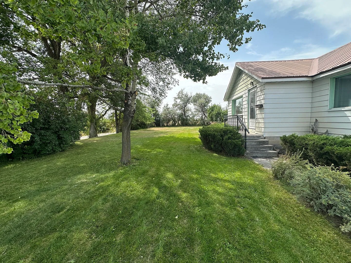 Super Cute 2 Bedroom, 1 Bathroom Country Home — Photo 3