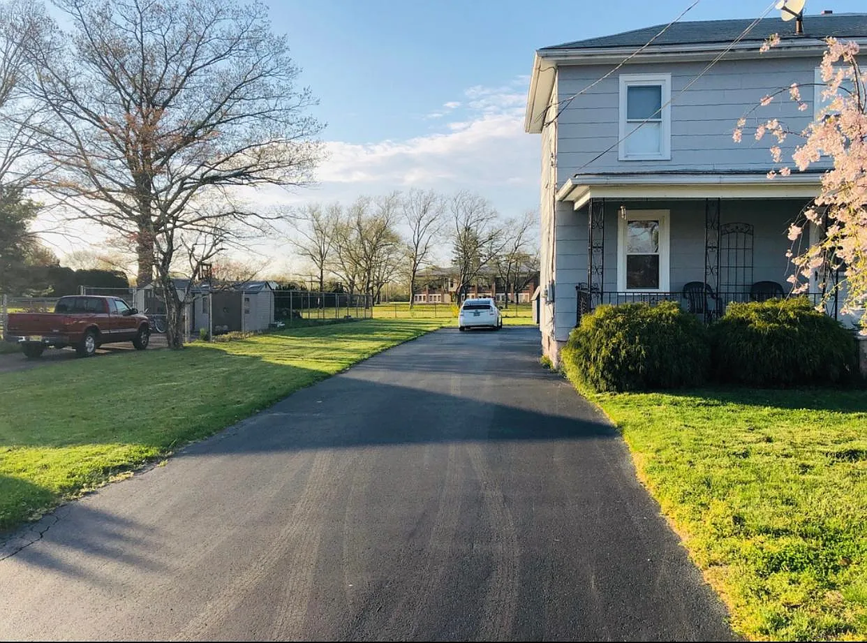 3 bed, $1,895 — Photo 2