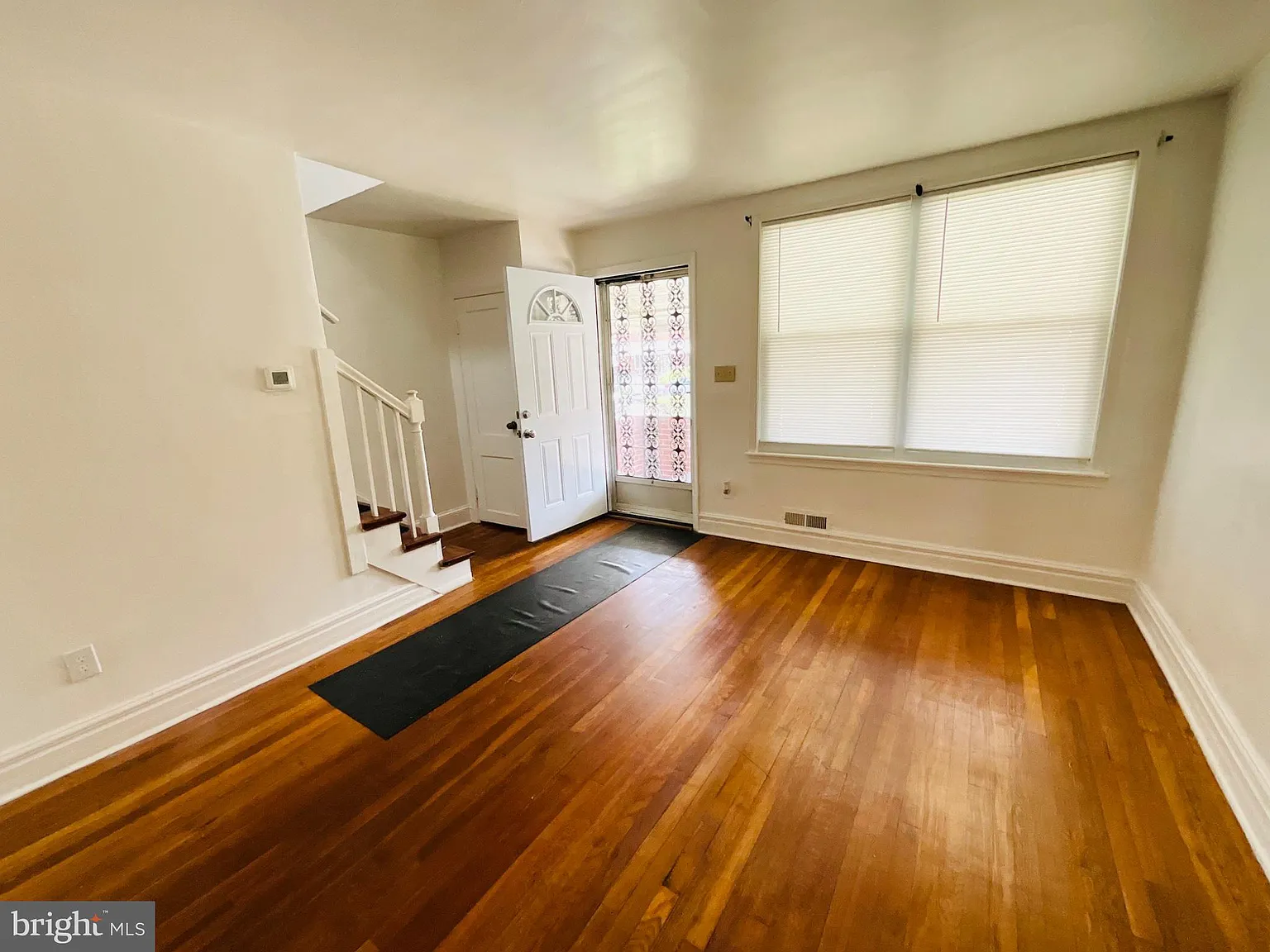 2 bed, 1.0 bath, 1728 sqft, $1,250 — Photo 2