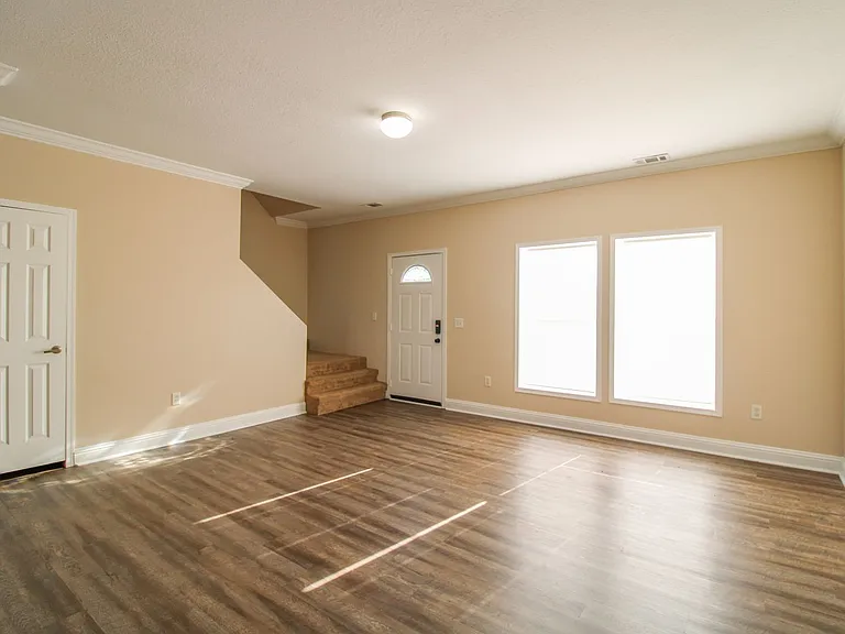 124 Meadows Ln — Photo 5