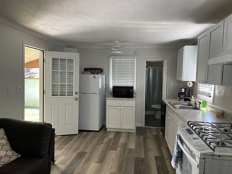 472 Washington Ave — Photo 5