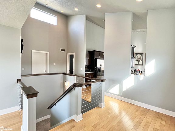 2nd image of 360 NE Meadowlark Ln