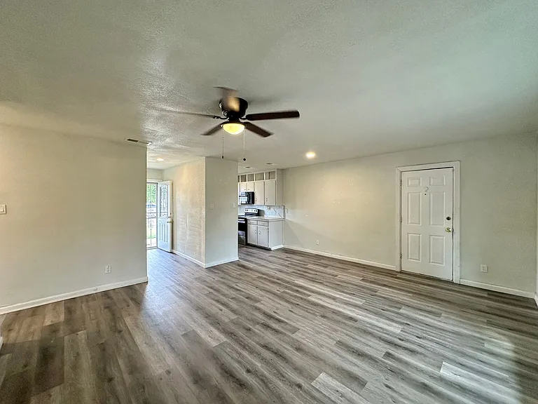 1410 Hammond Dr — Photo 3