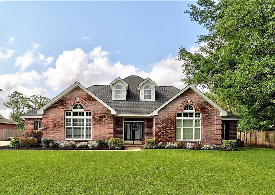 1st image of 2002 Plantation Dr