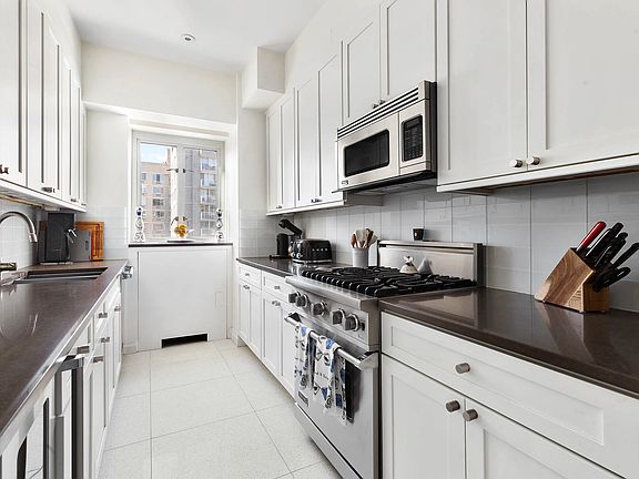 5th image of 200 E 66th St APT D2001