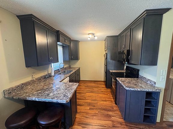 3rd image of 421 Rutland St