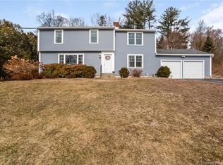 3 Roosevelt Dr, Newtown, CT 06470