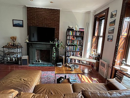 5th image of 419 E 84th St APT 3