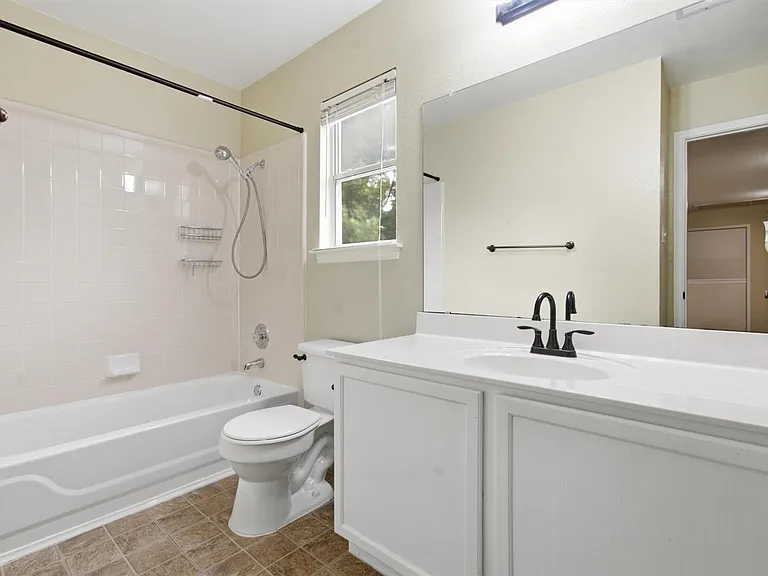 1806 Carriage Hills Trl — Photo 27