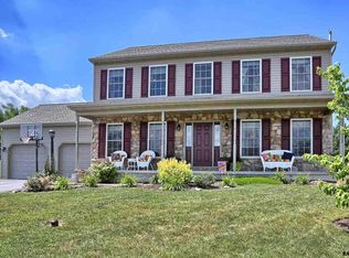 460 N Burberry Ln, Mount Wolf, PA 17347