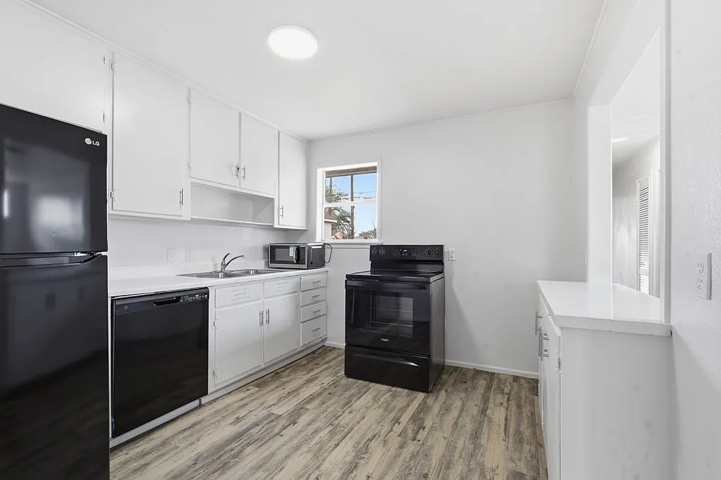 4 bed, 2.0 bath, 1500 sqft, $2,400 — Photo 4