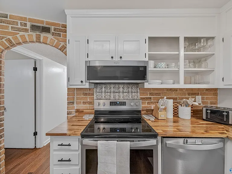 124 W Emert Rd — Photo 11
