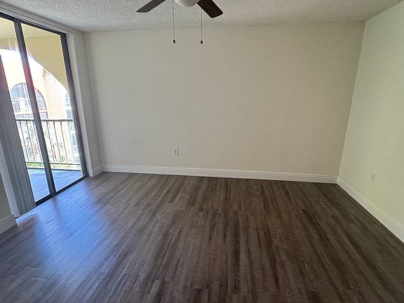 4th image of 19555 NE 10th Ave #302