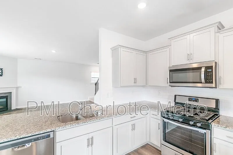 4 bed, 2.5 bath, 2824 sqft, $2,290 — Photo 3