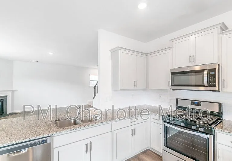 8019 Rowling Dr — Photo 3