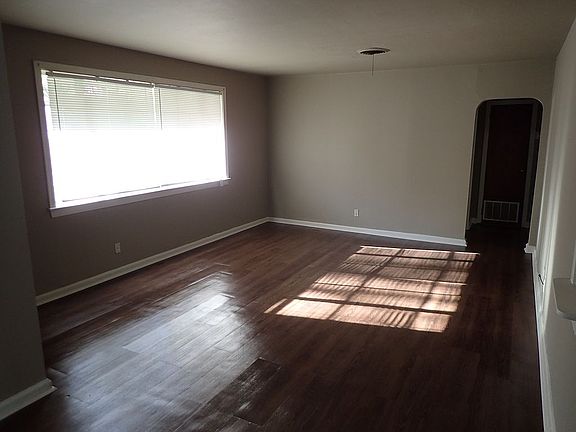 5th image of 961 Cloverdale Dr