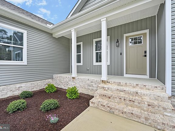 2nd image of 121 Holly Hill Ct