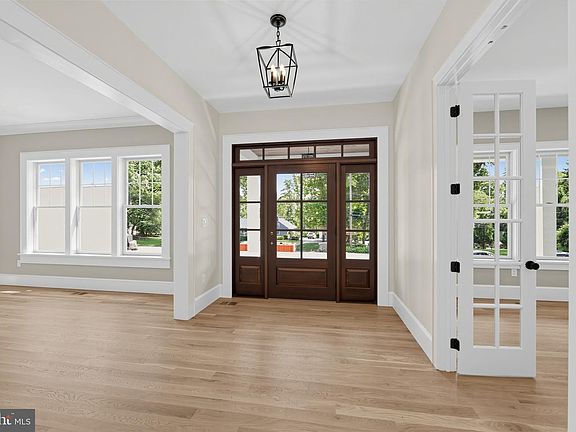 4th image of 2074 Fox Creek Rd
