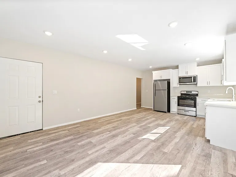 326 1/2 W 51st St #326-1/2 — Photo 8