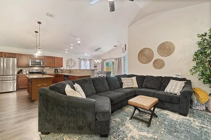 8265 Sierra St — Photo 4
