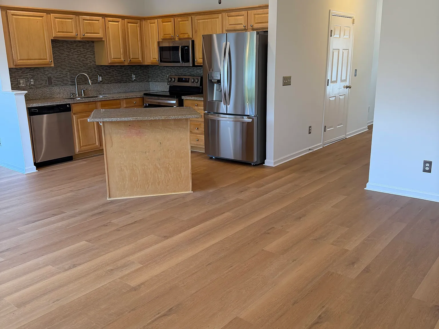 3 bed, 3.5 bath, 2120 sqft, $2,600 — Photo 3