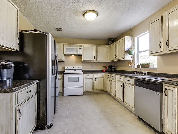 4th image of 2233 Red Oak Dr