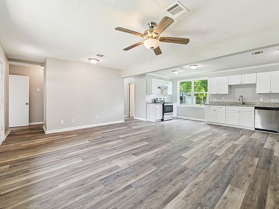 4th image of 210 Laurel St