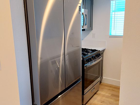 5th image of 2455 Corinth Ave #101