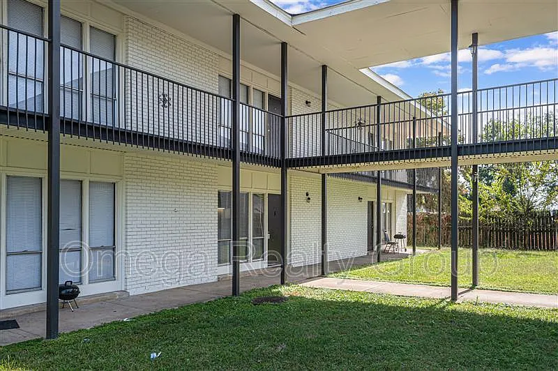South Court Apartments — Photo 3