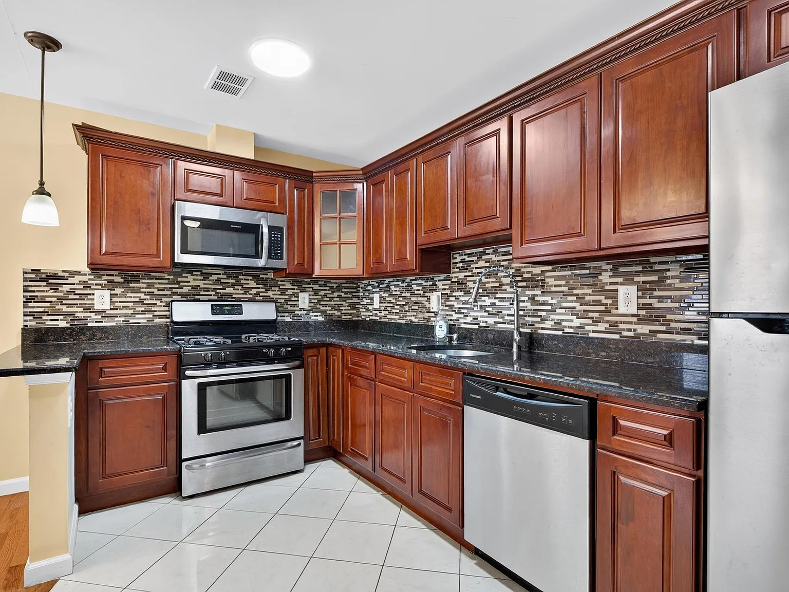 4 bed, 3.0 bath, 1800 sqft, $3,850 — Photo 4