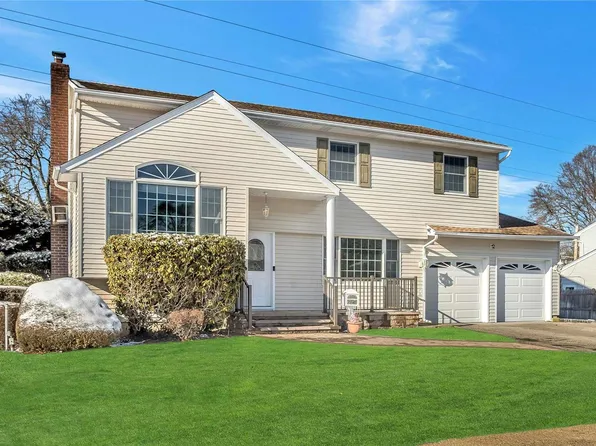 12 Lois Lane, Old Bethpage, NY 11804
