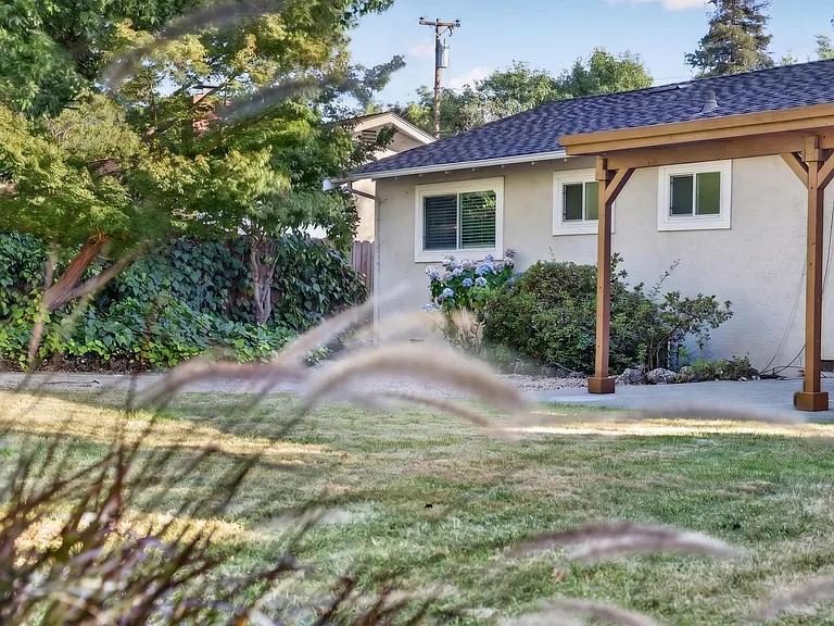 1214 Kilarney Ln — Photo 32