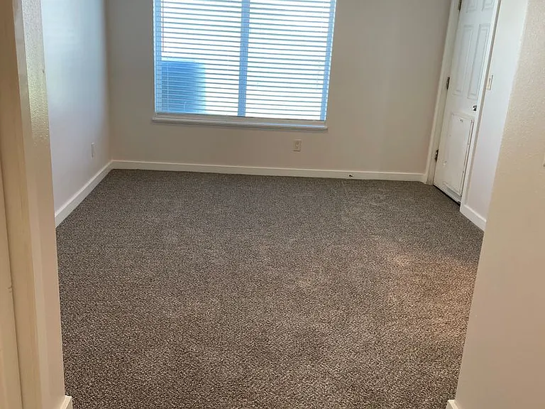 527 E St NE — Photo 13