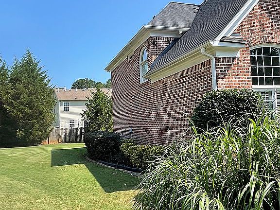 5th image of 136 Holly Springs Dr