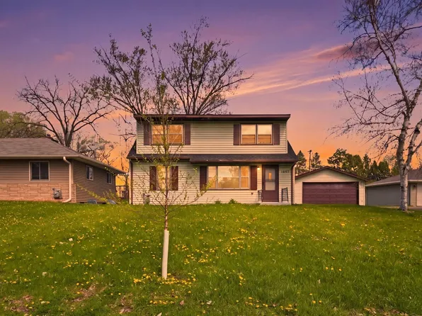 1697 Rose Pl, Roseville, MN 55113