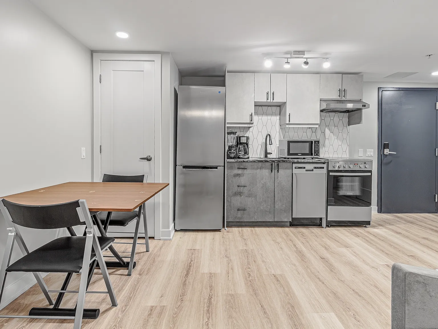 92 Hinton Avenue North — Photo 3