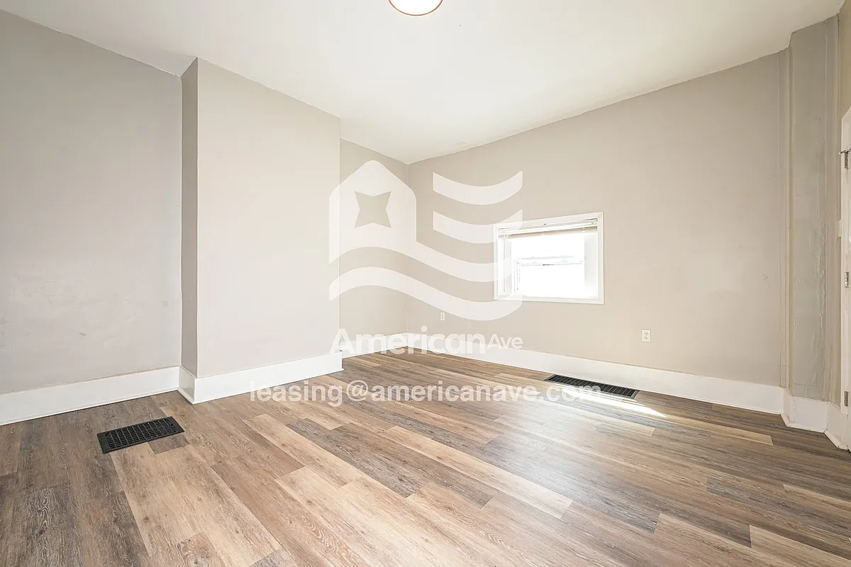 751283_002_living_room_2.jpg - 935 Manton Way