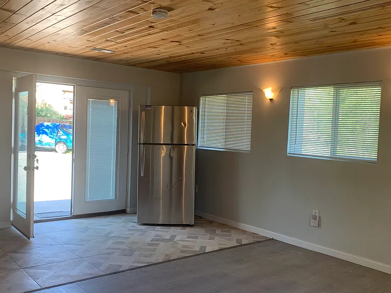 15895 S Golden Rd #B — Photo 2