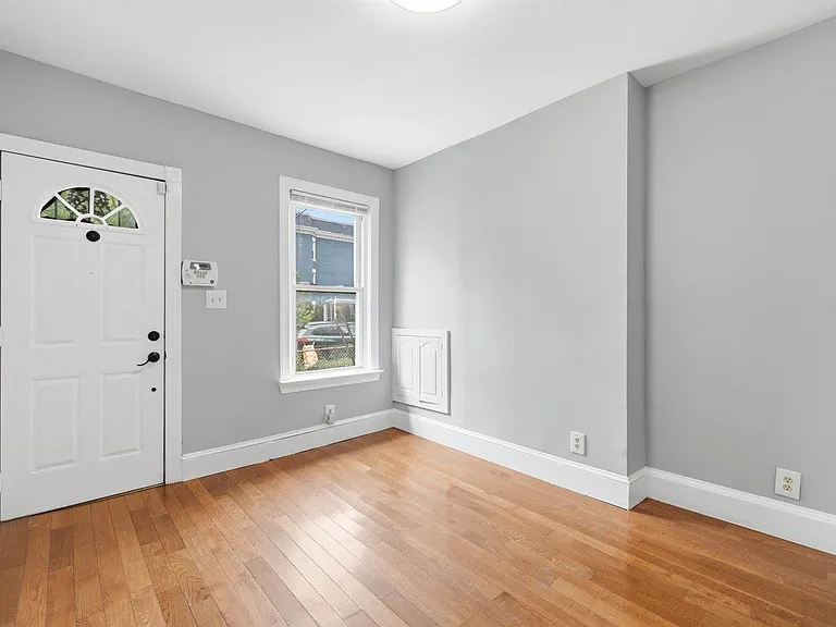 925 8th St NE — Photo 4