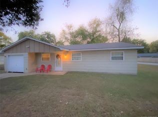 100 S Delaware St, Grove, OK 74344