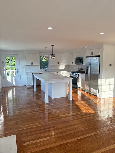 4 bed, 2100 sqft, $5,500 — Photo 1