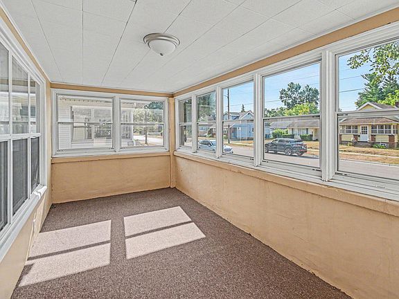 5th image of 735 Eleanor St NE