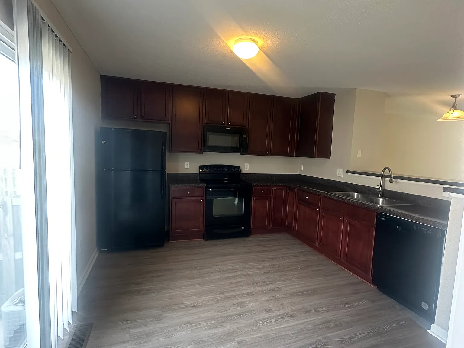 2 bed, 2.5 bath, 1945 sqft, $2,300 — Photo 2