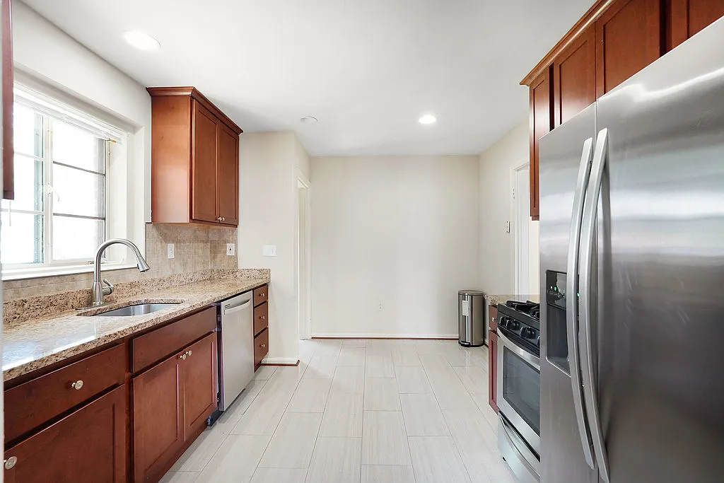 1 bed, 1800 sqft, $1,300 — Photo 3