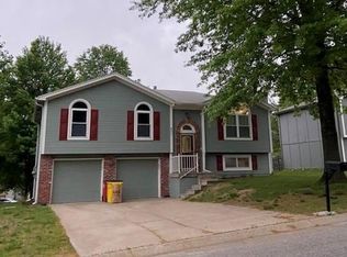 601 SE Bugle Ct, Blue Springs, MO 64014