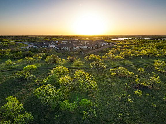 3rd image of Old Fort Worth Rd