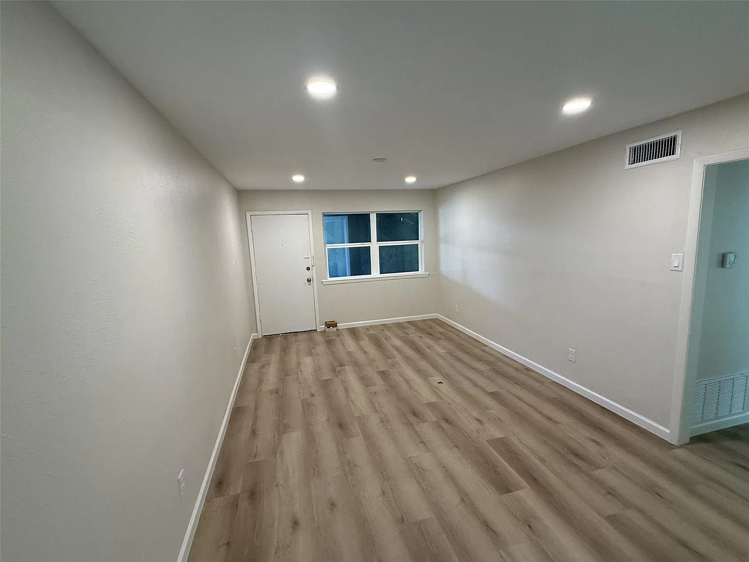 2 bed, 1.0 bath, 3472 sqft, $1,400 — Photo 4