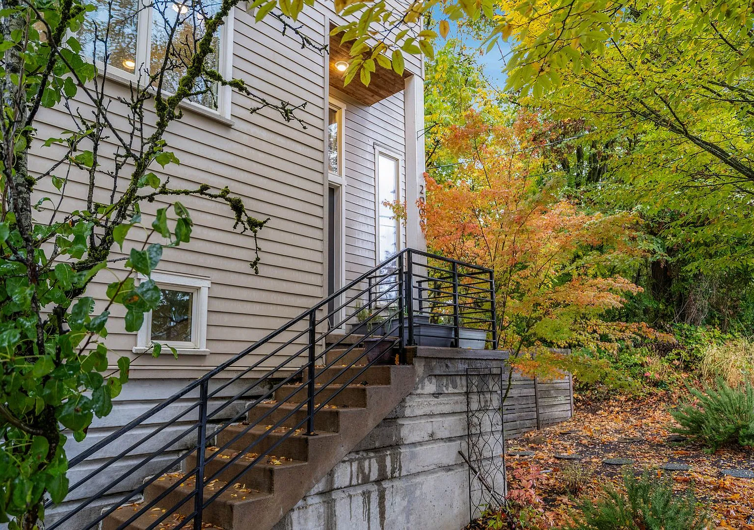 Gorgeous, spacious 3-bdrm/3-bath tri-level home in Sellwood. Deck, private fenced yard, garage — Photo 1