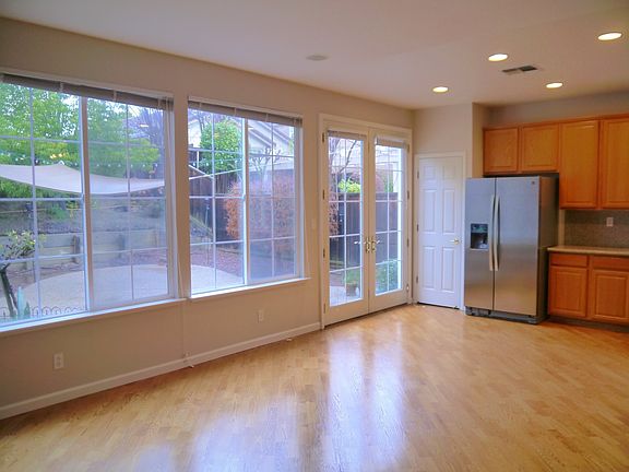 5th image of 226 Marigold St