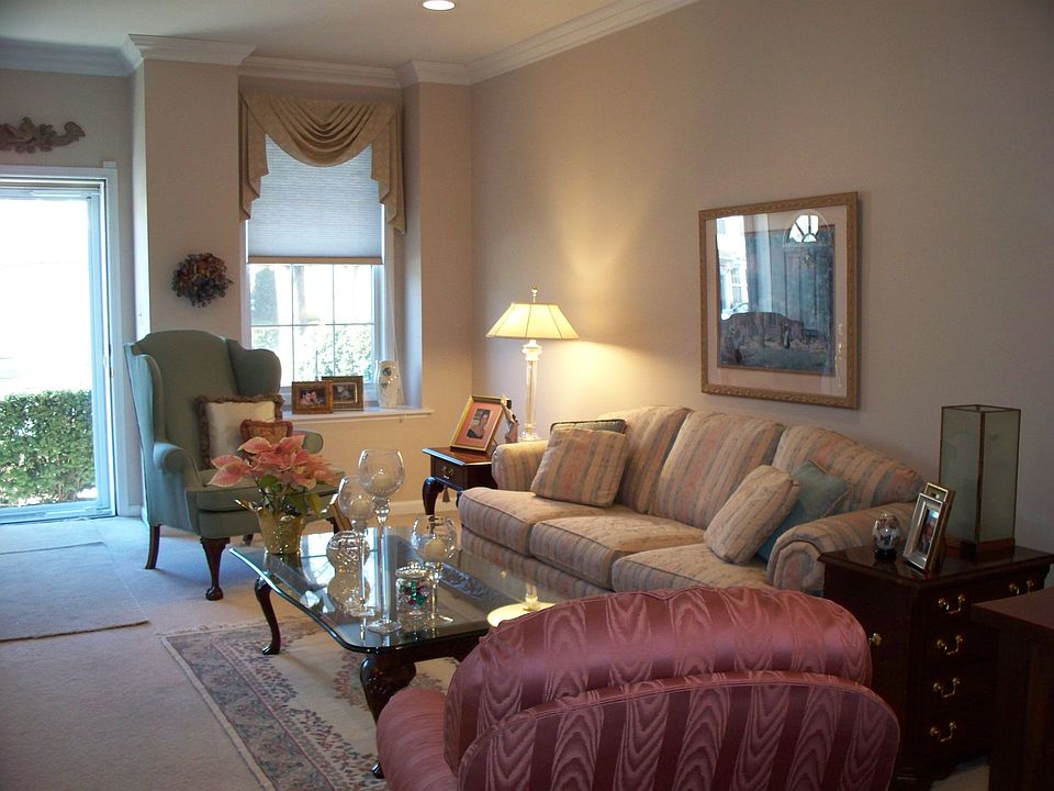 1st image of 139 Stratford Dr